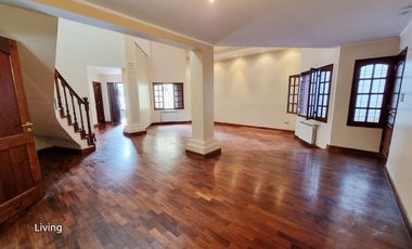 Casa en venta de 10 ambinetes c/ cochera en Centro de Jujuy