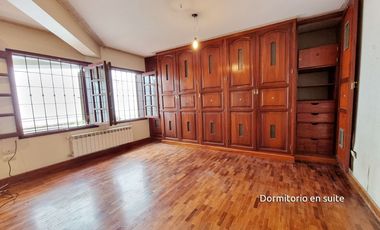 Casa en venta de 10 ambinetes c/ cochera en Centro de Jujuy