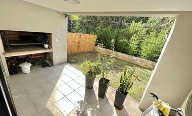Casa en venta de 2 dormitorios c/ cochera en Villa de Mayo