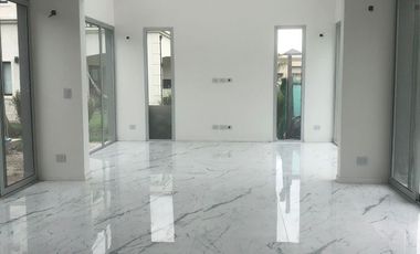 Casa en venta de 4 dormitorios c/ cochera en Barrio Privado Terralagos