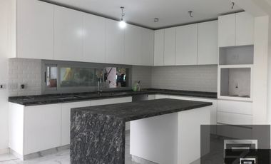 Casa en venta de 4 dormitorios c/ cochera en Barrio Privado Terralagos