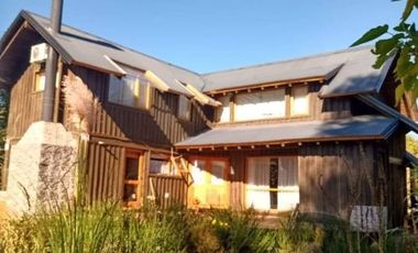 FINA PATAGONIA. Casa en venta de 3 dormitorios c/ cochera en San Martin de los Andes