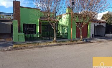 Casa en venta de 2 dormitorios c/ cochera en Cinco Saltos