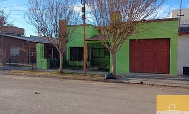Casa en venta de 2 dormitorios c/ cochera en Cinco Saltos