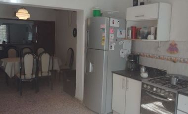 Casa en venta de 2 dormitorios c/ cochera en Cinco Saltos