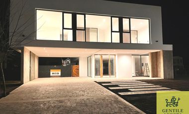 Casa en venta de 4 dormitorios c/ cochera en Otros Barrios