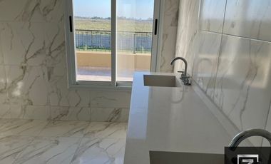 Casa en alquiler con vista a la laguna en Barrio Privado Terralagos