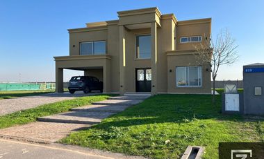 Casa en alquiler con vista a la laguna en Barrio Privado Terralagos