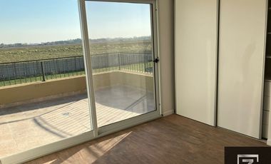 Casa en alquiler con vista a la laguna en Barrio Privado Terralagos