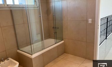 Casa en alquiler con vista a la laguna en Barrio Privado Terralagos