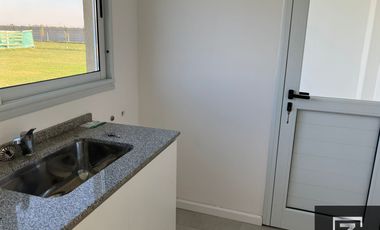 Casa en alquiler con vista a la laguna en Barrio Privado Terralagos