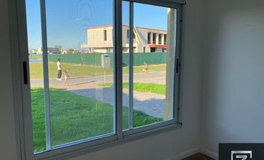 Casa en alquiler con vista a la laguna en Barrio Privado Terralagos