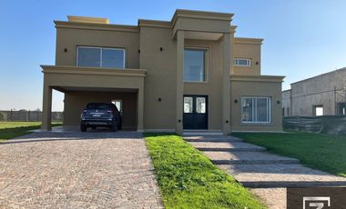Casa en alquiler con vista a la laguna en Barrio Privado Terralagos