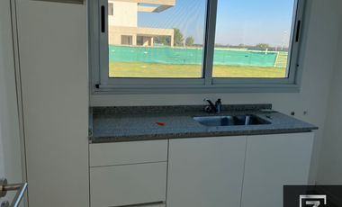 Casa en alquiler con vista a la laguna en Barrio Privado Terralagos
