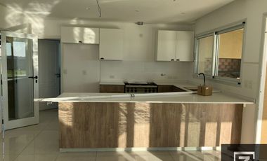 Casa en alquiler con vista a la laguna en Barrio Privado Terralagos