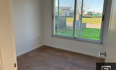 Casa en alquiler con vista a la laguna en Barrio Privado Terralagos