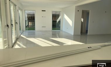 Casa en alquiler con vista a la laguna en Barrio Privado Terralagos