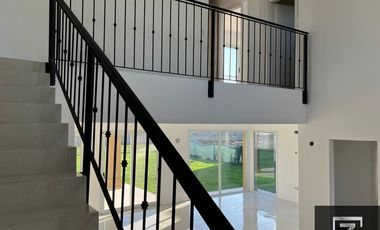 Casa en alquiler con vista a la laguna en Barrio Privado Terralagos