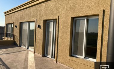 Casa en alquiler con vista a la laguna en Barrio Privado Terralagos