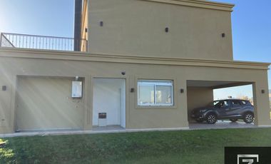 Casa en alquiler con vista a la laguna en Barrio Privado Terralagos