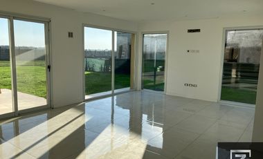 Casa en alquiler con vista a la laguna en Barrio Privado Terralagos