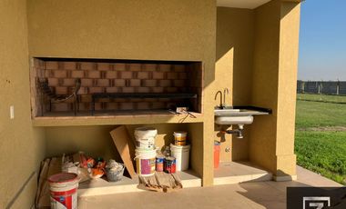 Casa en alquiler con vista a la laguna en Barrio Privado Terralagos