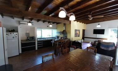 BAJO SU VALOR. CASA EN COLINA DE LOS PADRES - SIERRA DE LOS PADRES - PERMUTA