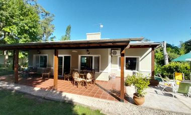 BAJO SU VALOR. CASA EN COLINA DE LOS PADRES - SIERRA DE LOS PADRES - PERMUTA