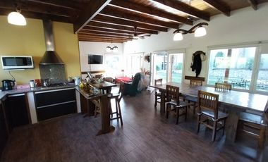 BAJO SU VALOR. CASA EN COLINA DE LOS PADRES - SIERRA DE LOS PADRES - PERMUTA
