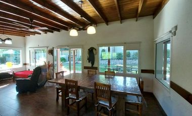 BAJO SU VALOR. CASA EN COLINA DE LOS PADRES - SIERRA DE LOS PADRES - PERMUTA