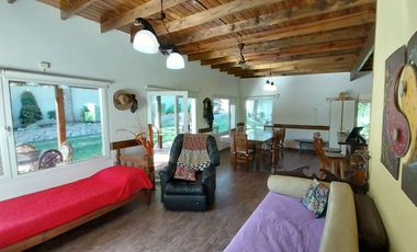 BAJO SU VALOR. CASA EN COLINA DE LOS PADRES - SIERRA DE LOS PADRES - PERMUTA