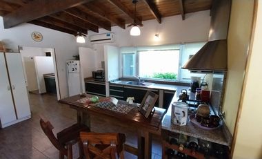 BAJO SU VALOR. CASA EN COLINA DE LOS PADRES - SIERRA DE LOS PADRES - PERMUTA