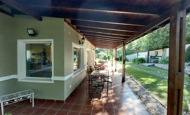 BAJO SU VALOR. CASA EN COLINA DE LOS PADRES - SIERRA DE LOS PADRES - PERMUTA
