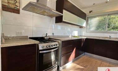 Chalet en venta de 3 dormitorios con quincho, sobre lote de 2300m2 en La Armonía