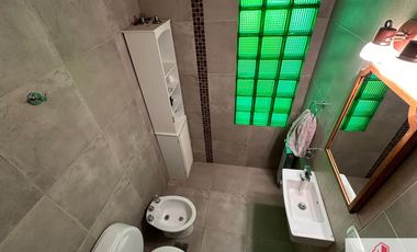 Chalet en venta de 3 dormitorios con quincho, sobre lote de 2300m2 en La Armonía