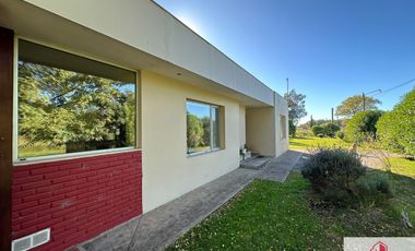 Chalet en venta de 3 dormitorios con quincho, sobre lote de 2300m2 en La Armonía