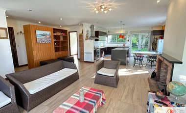 Chalet en venta de 3 dormitorios con quincho, sobre lote de 2300m2 en La Armonía
