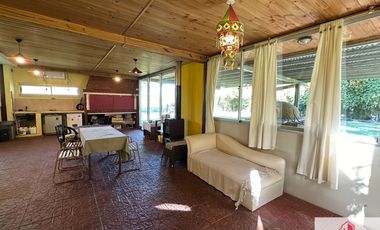 Chalet en venta de 3 dormitorios con quincho, sobre lote de 2300m2 en La Armonía