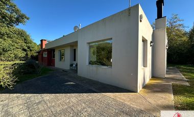 Chalet en venta de 3 dormitorios con quincho, sobre lote de 2300m2 en La Armonía