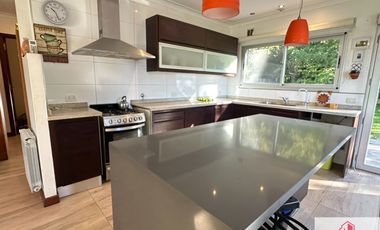 Chalet en venta de 3 dormitorios con quincho, sobre lote de 2300m2 en La Armonía