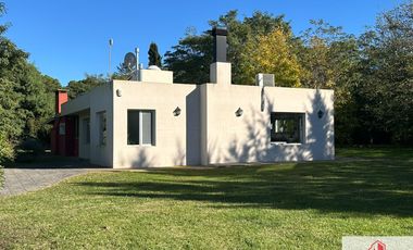 Chalet en venta de 3 dormitorios con quincho, sobre lote de 2300m2 en La Armonía