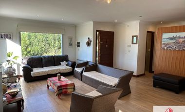 Chalet en venta de 3 dormitorios con quincho, sobre lote de 2300m2 en La Armonía