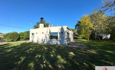 Chalet en venta de 3 dormitorios con quincho, sobre lote de 2300m2 en La Armonía