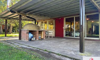Chalet en venta de 3 dormitorios con quincho, sobre lote de 2300m2 en La Armonía