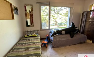 Chalet en venta de 3 dormitorios con quincho, sobre lote de 2300m2 en La Armonía