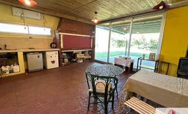 Chalet en venta de 3 dormitorios con quincho, sobre lote de 2300m2 en La Armonía