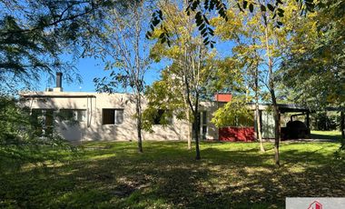 Chalet en venta de 3 dormitorios con quincho, sobre lote de 2300m2 en La Armonía