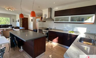 Chalet en venta de 3 dormitorios con quincho, sobre lote de 2300m2 en La Armonía