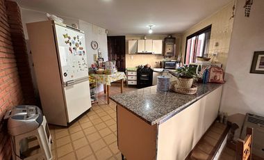 Casa en venta de 3 dormitorios c/ cochera en Los Perales
