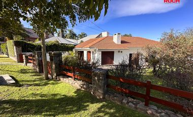 Casa en venta de 3 dormitorios c/ cochera en Los Perales